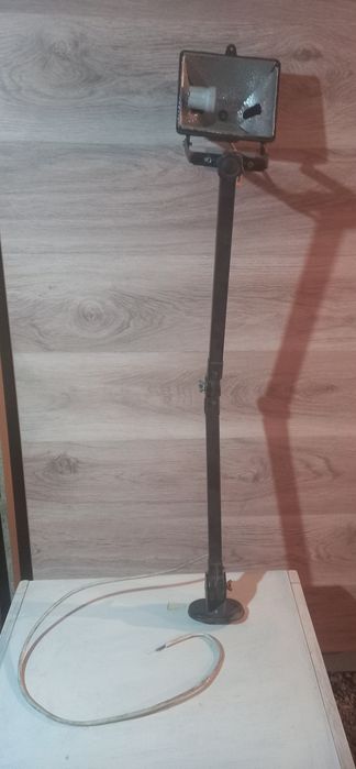 Штатив с лампой..
