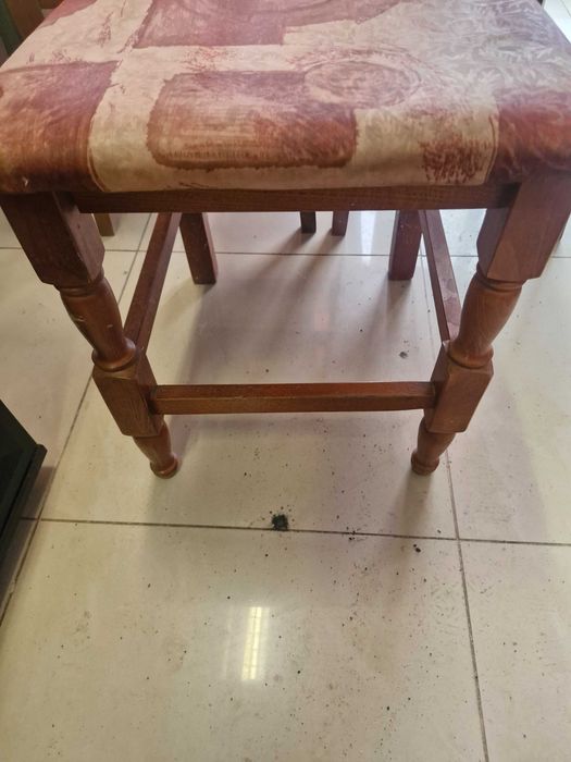 Продават се дървени трапезни  столове