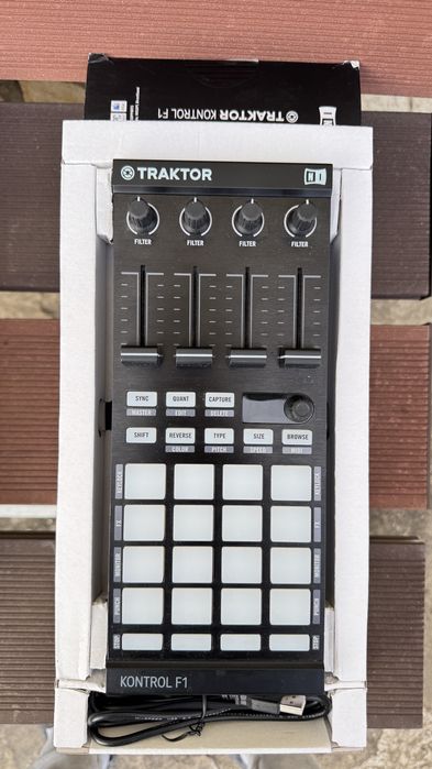 Продавам Native Instruments Traktor Kontrol F1