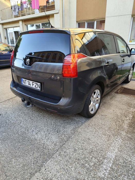 Vând Peugeot 5008