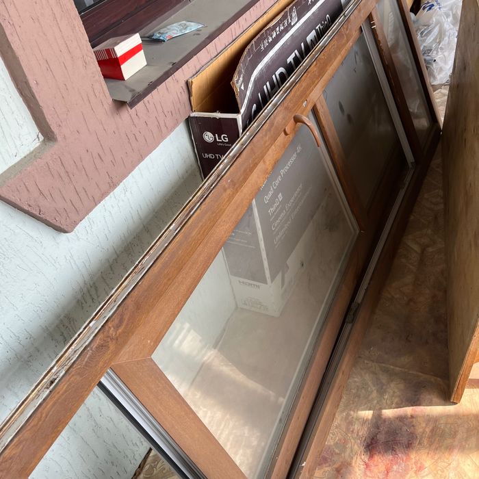 Дверь пластиковая коричневый.