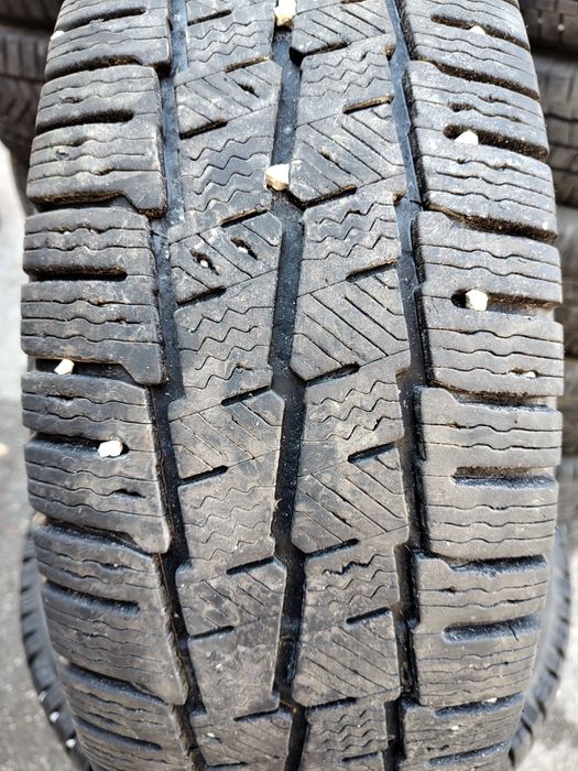 Продавам 4 зимни гуми 215/65/16 С бус Michelin