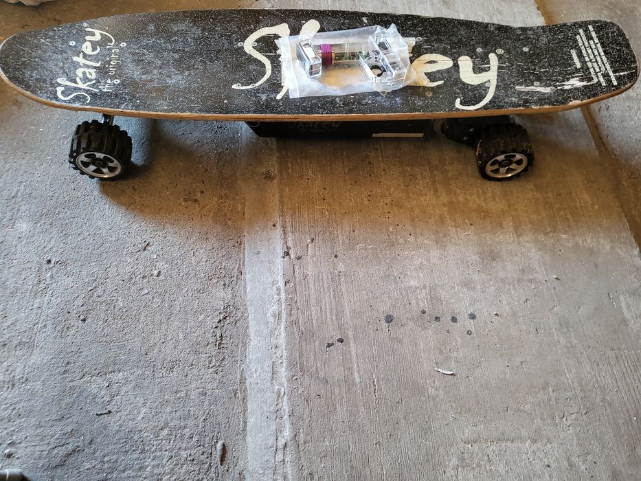Skateboard adulti electric cu telecomanda si incarcator