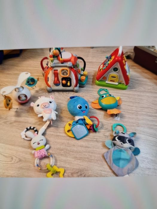 Игрушки для малышей  Бизиборд домик