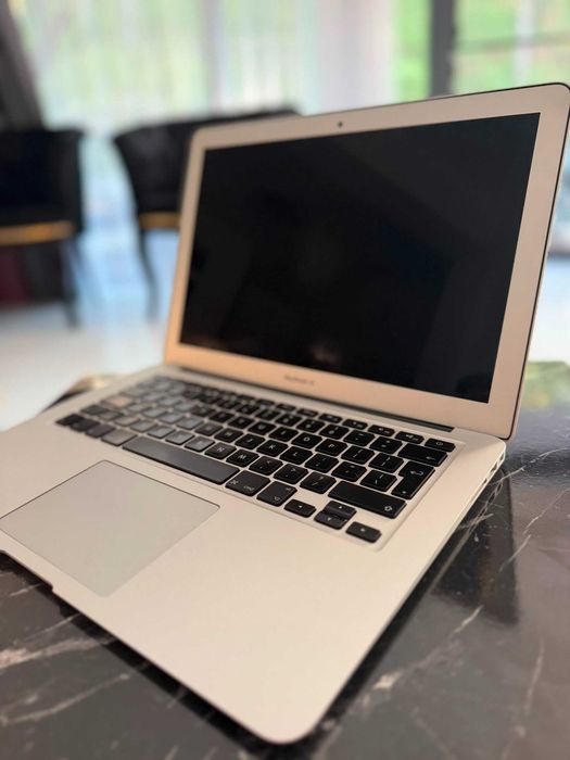 Vând MacBook Air 13