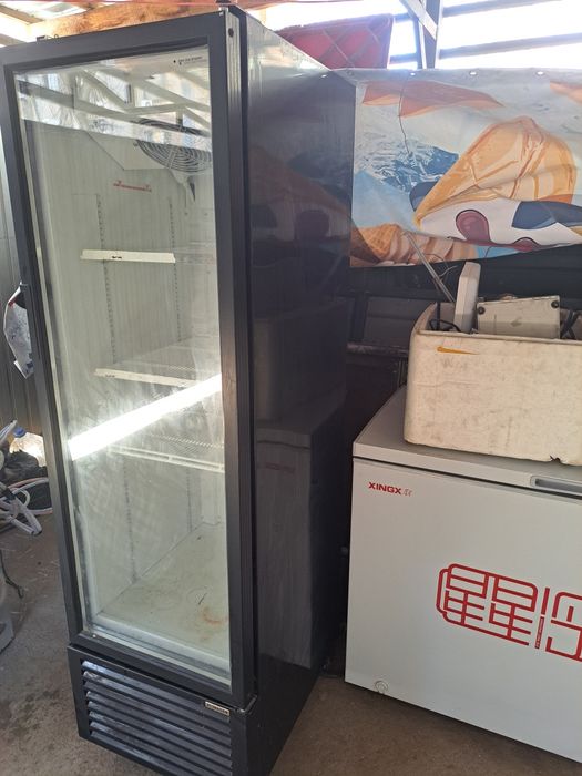 Холодильник витринный.