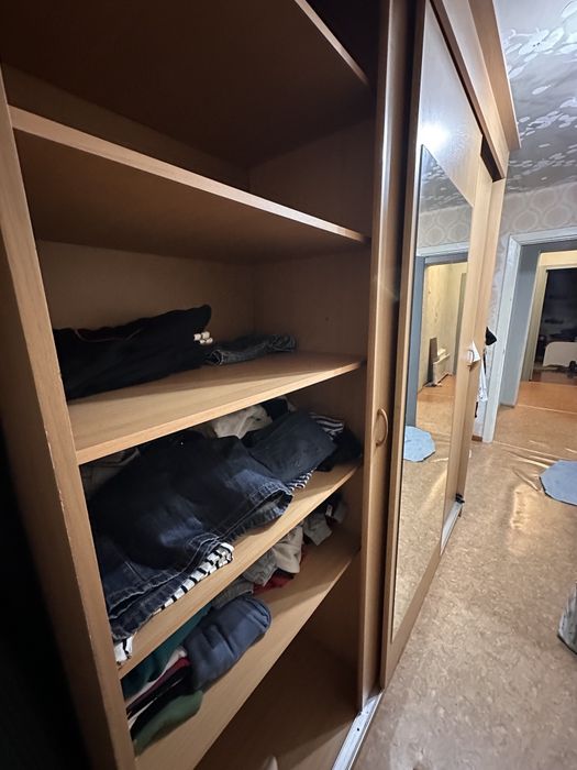 Шкаф в спальню с зеркалом