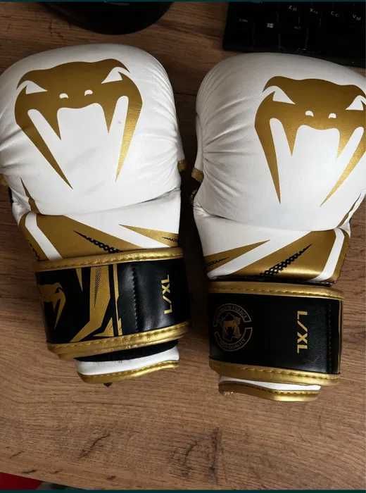 Продам перчатки Venum