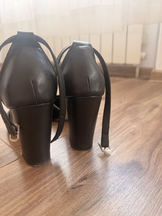 Tocuri elegante negre