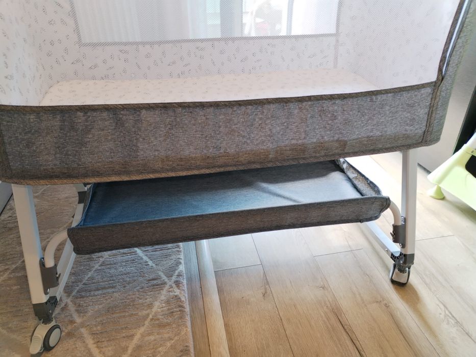 Pătuț Bebe Multifuncțional / Co-Sleeper Gri, cu Plasă de Țânțari Integrată – Ca Nou!l