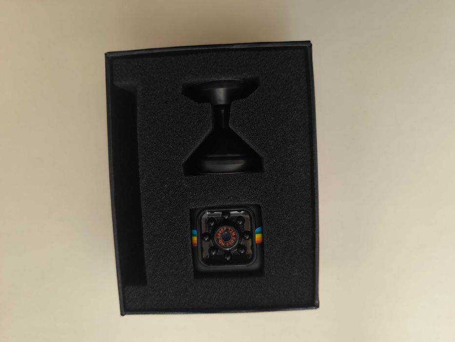 Camera video mica cu stand si magnet