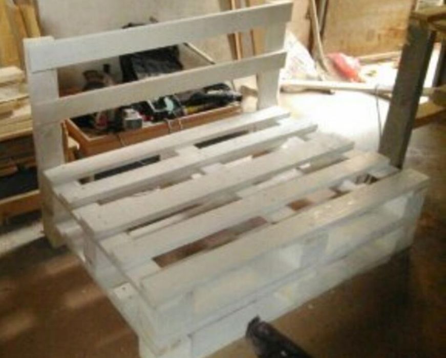 Дивани от палети с декоративни седалка и гръб