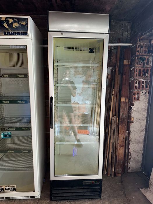 Продавам две витрини може и по отделно