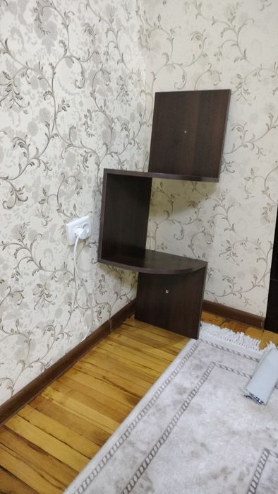 Полка настенная угловая. В отличном состоянии без дифектов