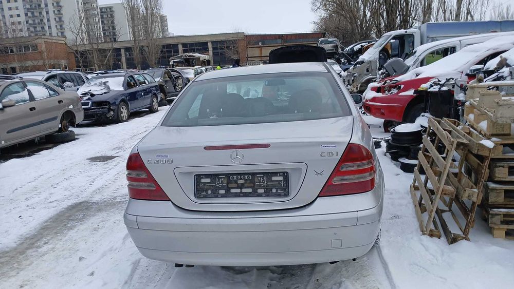 Dezmembrez Mercedes C-Klass W203 - 2.2 Diesel Din 2003 - 611.962