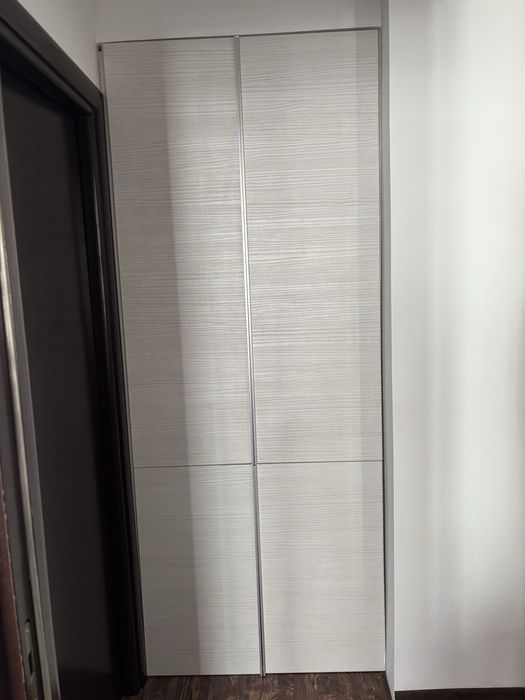 Dulap inalt cu rafturi ideal pentru bucatarie hol sau baie