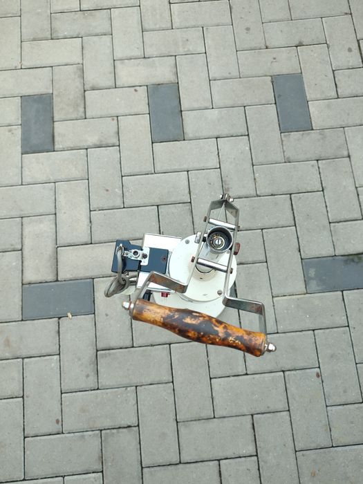 Mașină de dat semne (găurit )pentru țesături cu încălzite electricā
