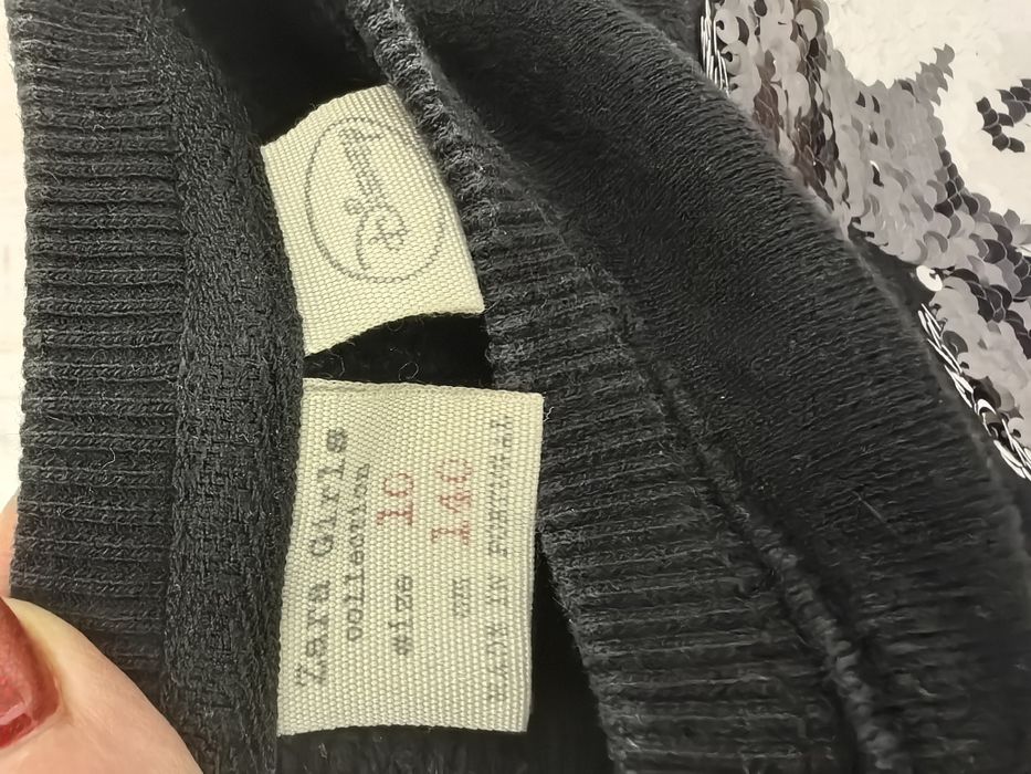 Суичър само пробван