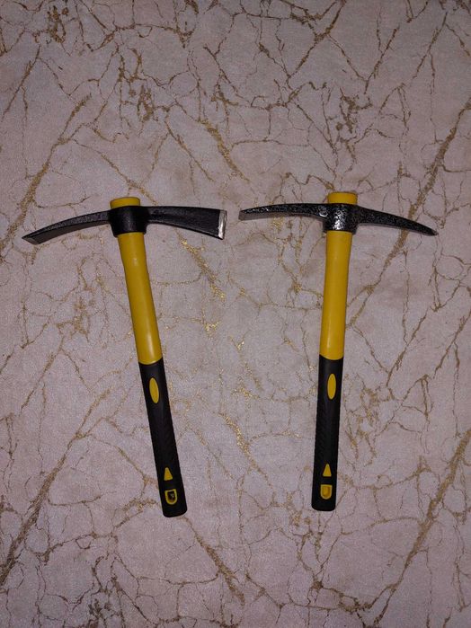 Удобни за работа брадви и копачи ,елегантен нож