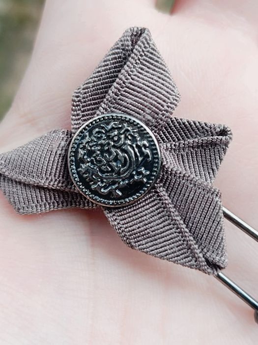 Brose tip ac de siguranta, din metal argintat, cu ornament celtic