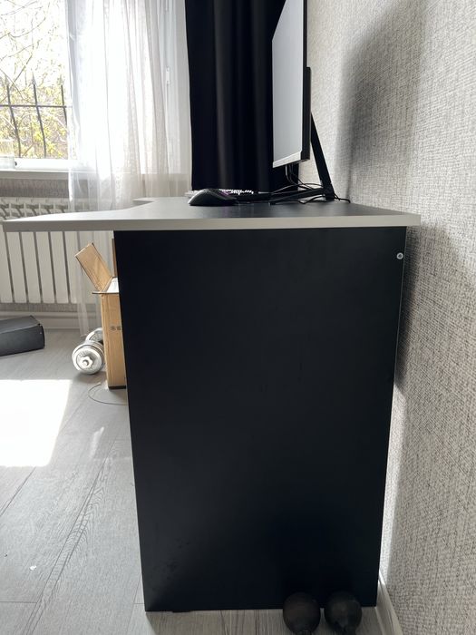 Стол компьютерный с вырезом