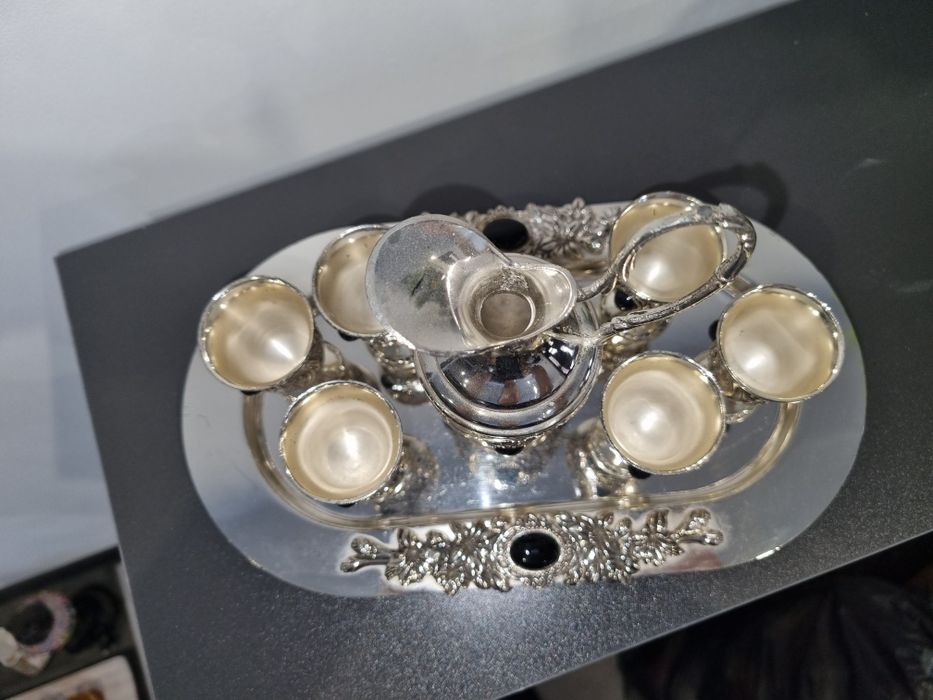 Set 6 pahare cu picior pentru tarie sau lichior, argintate, plus o car