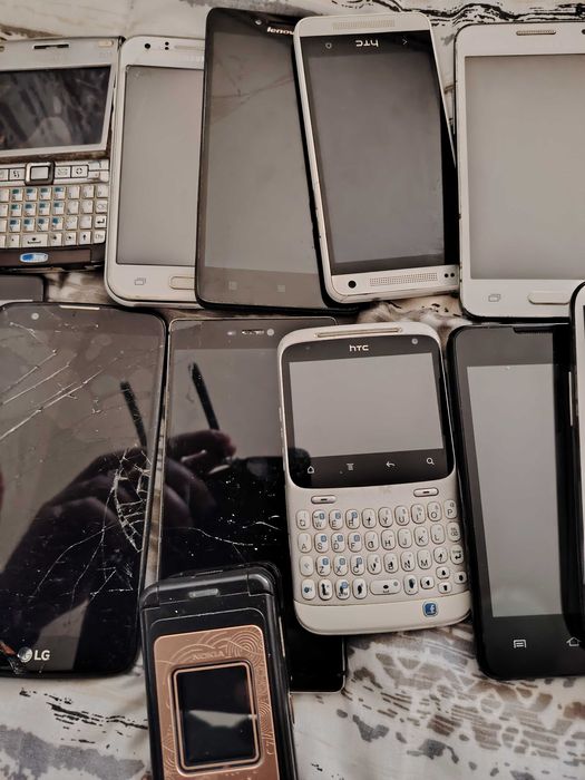 Телефони за части