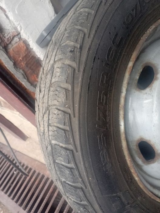 Гуми за бус 195/75R16C Bridgestone 2бр. Nokian 1бр