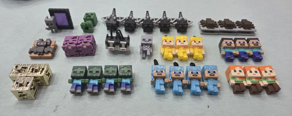 Отделни фигурки на Minecraft kinder joy