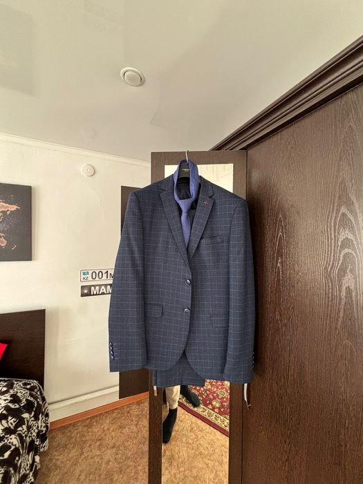 Продам костюм тройку