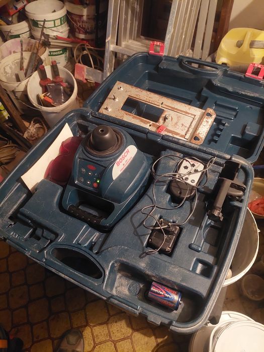 Продавам роторен лазерен нивелир BOSCH