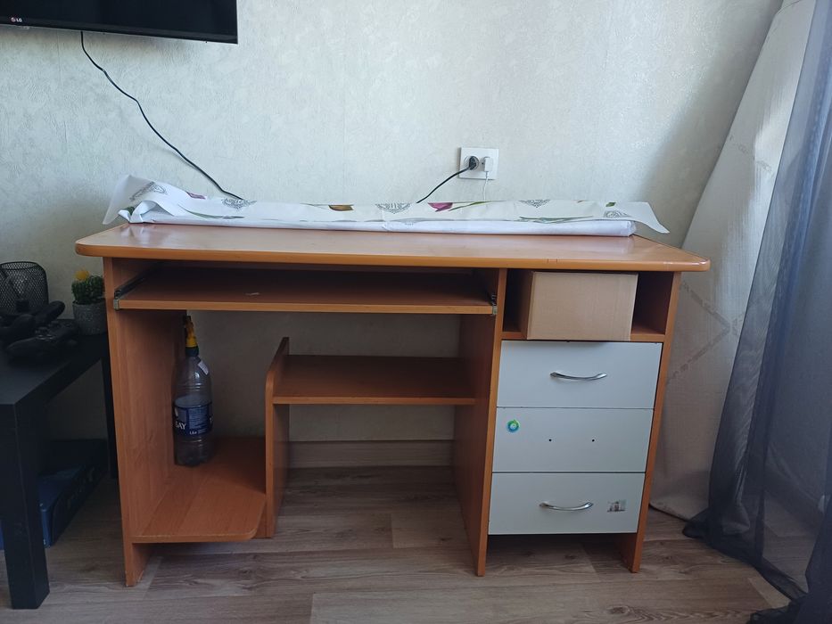 Продам стол компьютерный