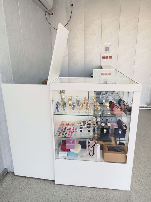 Продам стеллажи и витрину