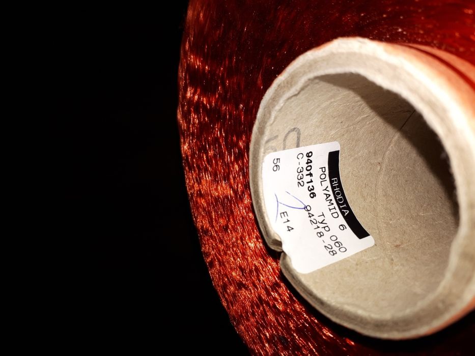 Пряжа для ковров, нитки для оверлока.