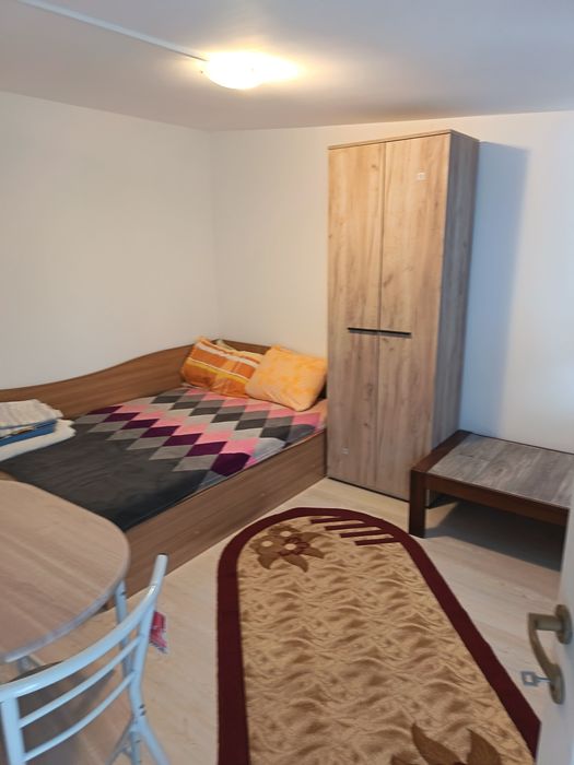 Inchiriez camera la curte