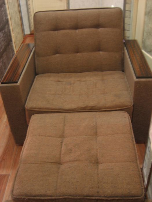 удобное мягкое кресло для дома или дачи