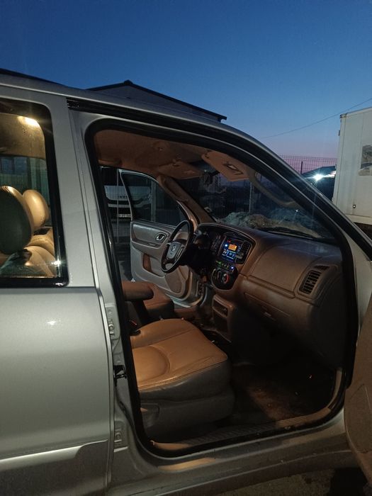 Mazda tribute 4x4 203 cai vând /schimb
