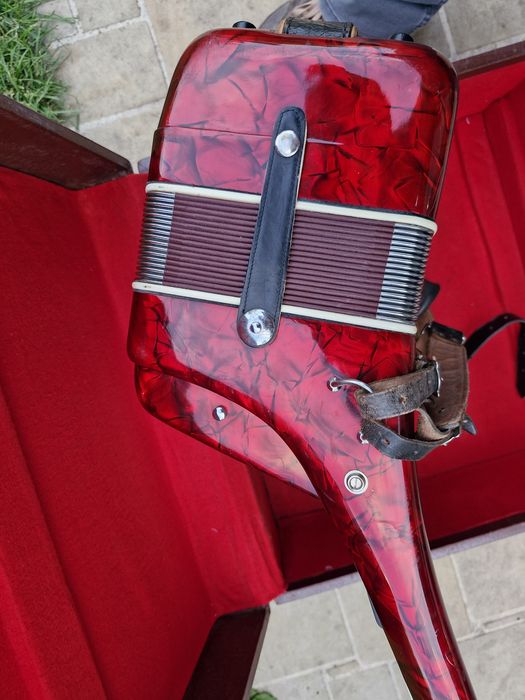 Vând acordeon Parrot cu 80 de basi rosu