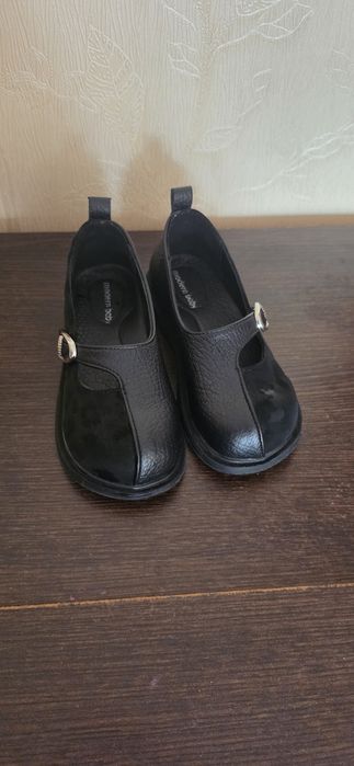 Продам новые туфли на девочку