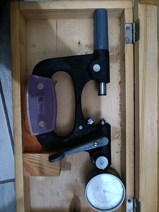 штангенрейсмас* — инструмент для точного измерения внутренних и внешни