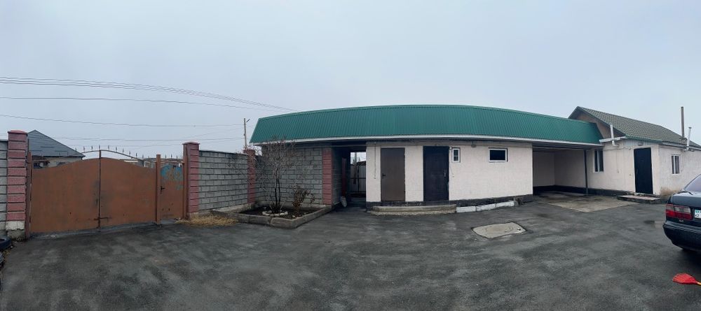 Үй сатылады, жақсы жерде орналасқан.
