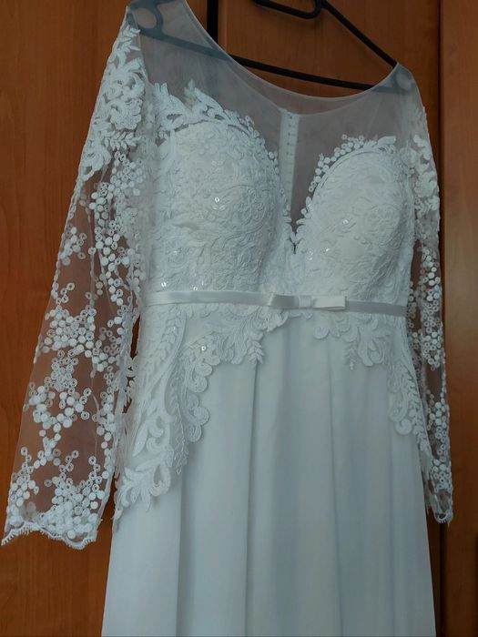 Rochie de mireasă elegantă cu voal de 2 m și trenă lungă – stare impecabilă