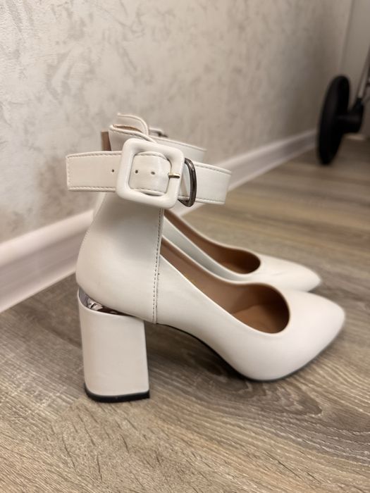 Продам туфли белые