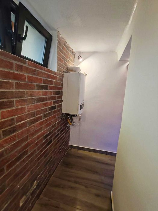Vând Apartament la demisol cu 2 camere Zona Centrala!