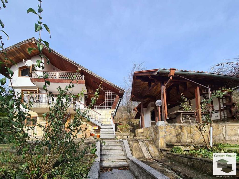 125167 Масивна триетажна къща с гараж, с. Дрента, 20 мин. от гр. Елена