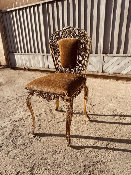 Луксозен бароков стол – метална рамка, златисто покритие, кадифе