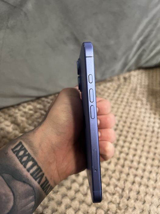 Iphone 16 blue 93% battery health