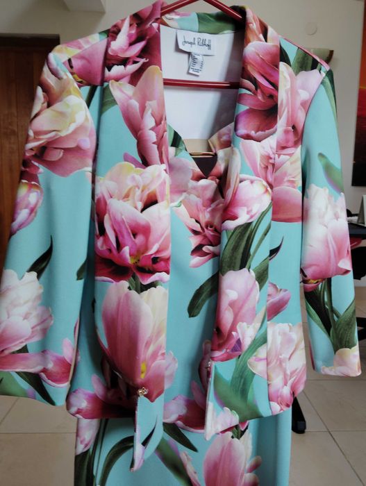 Продавам бутикови тоалети на Sandro и Joseph Ribkoff, неупотребявани,размер М!