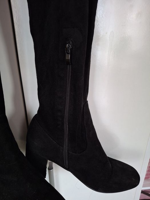 Черни велурени ботуши