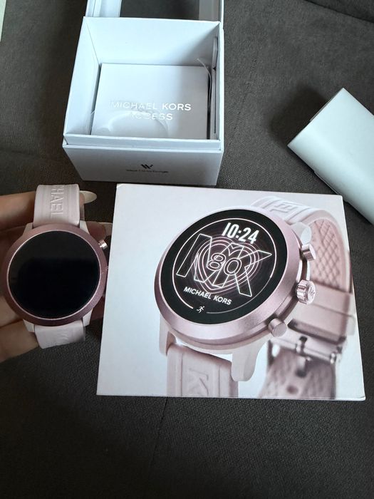 Smart часовник Michael Kors Pink розов